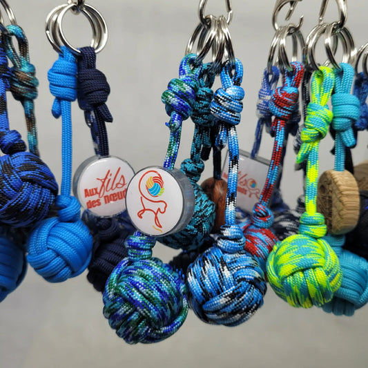 porte clés pomme de touline personnalisable paracord 550 bleu fabrication artisanale Origine Corrèze gravure laser doming aux fils des nœuds