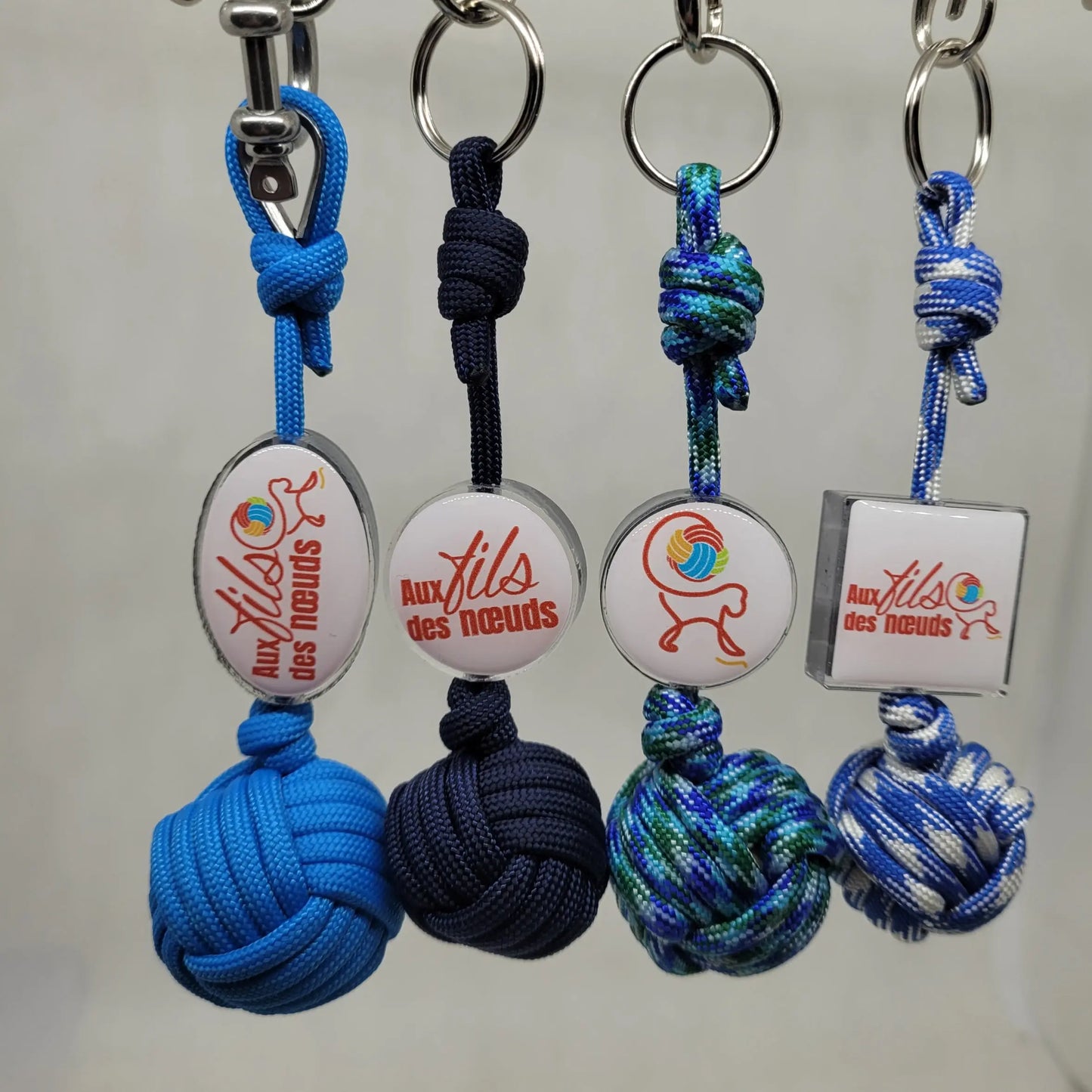 porte clés pomme de touline personnalisable paracord 550 bleu fabrication artisanale Origine Corrèze gravure laser doming aux fils des nœuds