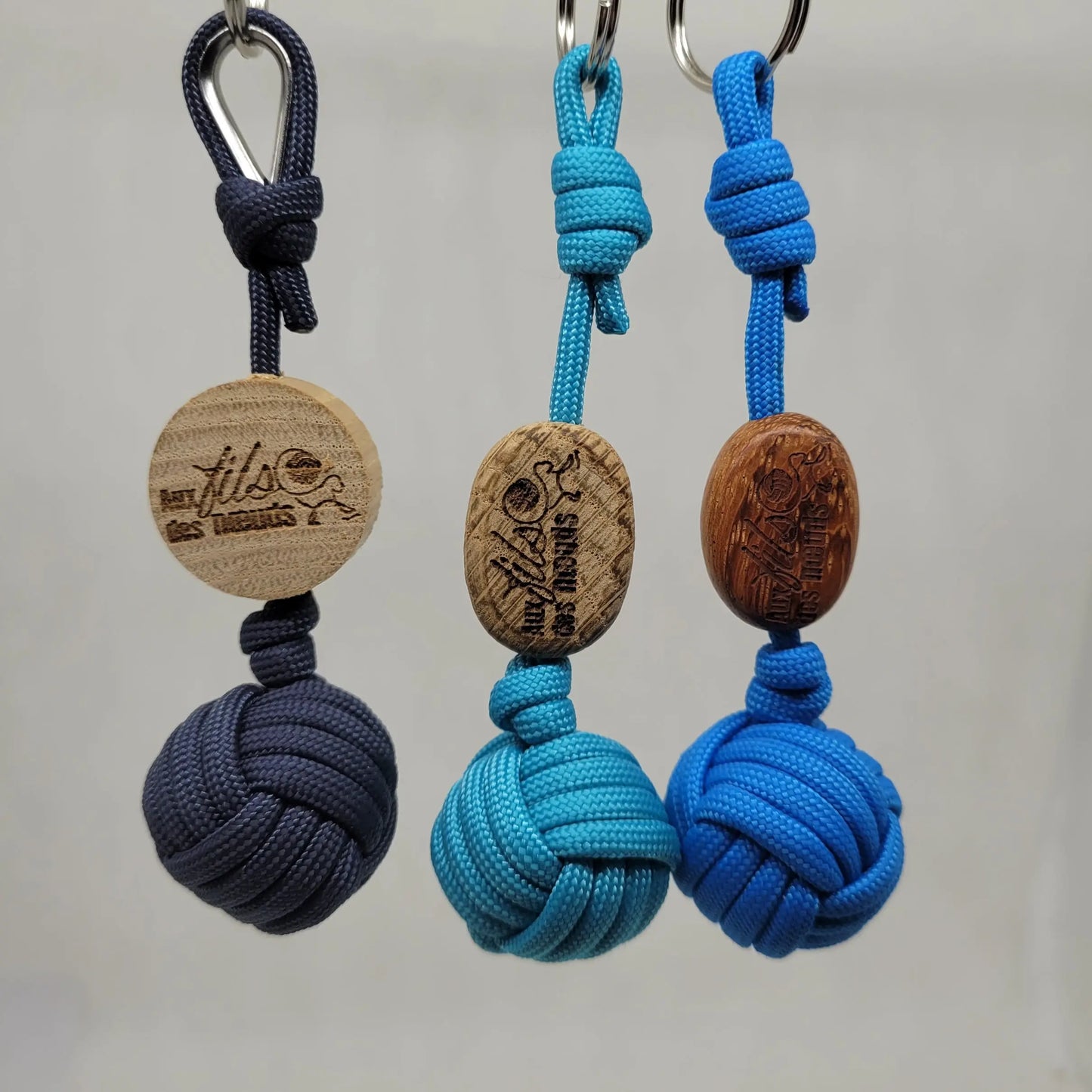 porte clés pomme de touline personnalisable paracord 550 bleu fabrication artisanale Origine Corrèze gravure laser doming aux fils des nœuds