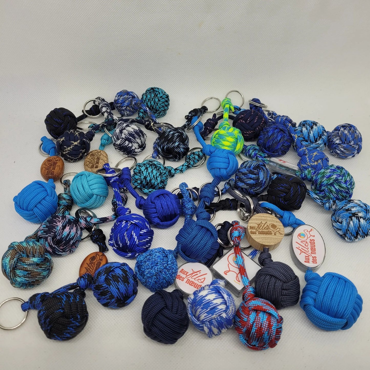 porte clés pomme de touline personnalisable paracord 550 bleu fabrication artisanale Origine Corrèze gravure laser doming aux fils des nœuds