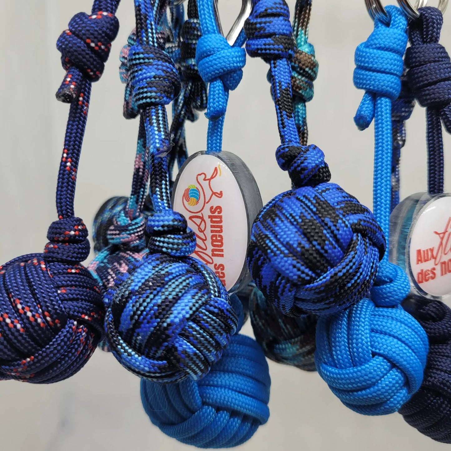 porte clés pomme de touline personnalisable paracord 550 bleu fabrication artisanale Origine Corrèze gravure laser doming aux fils des nœuds