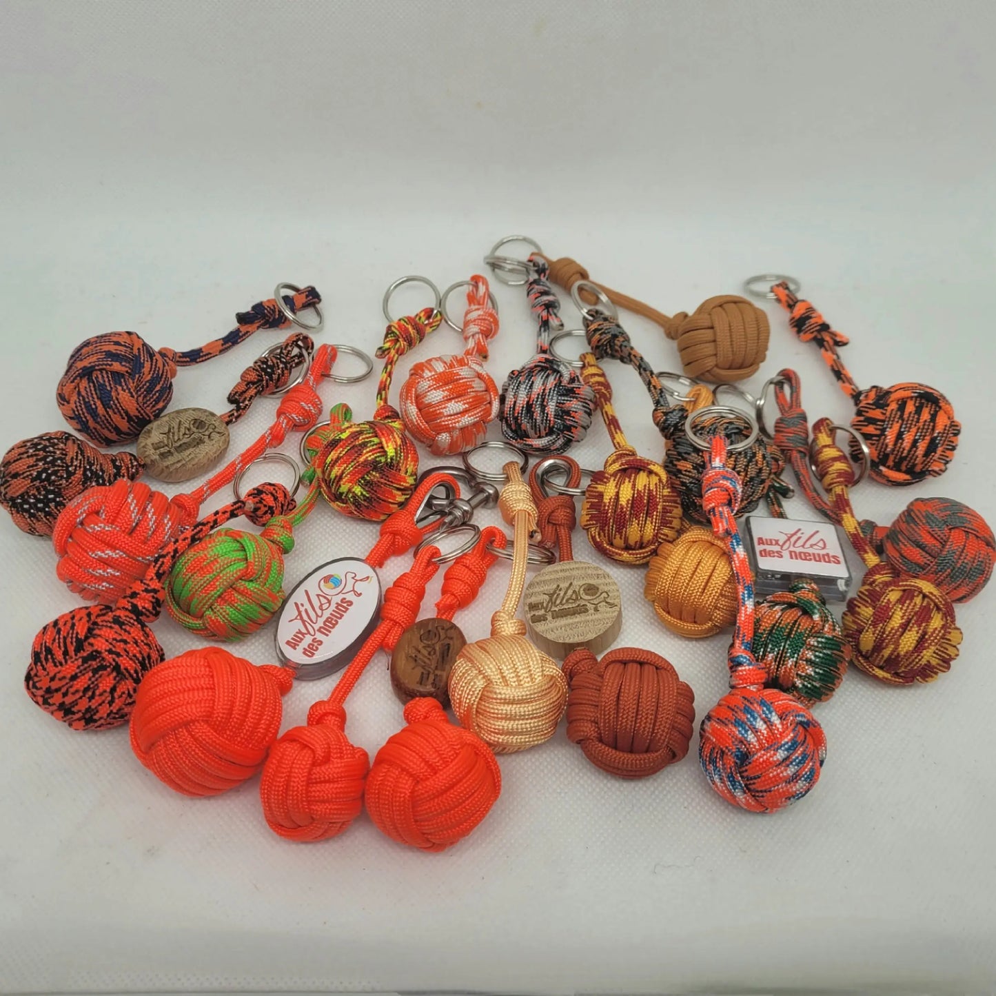 porte clés pomme de touline personnalisable paracord 550 orange fabrication artisanale Origine Corrèze gravure laser doming aux fils des nœuds