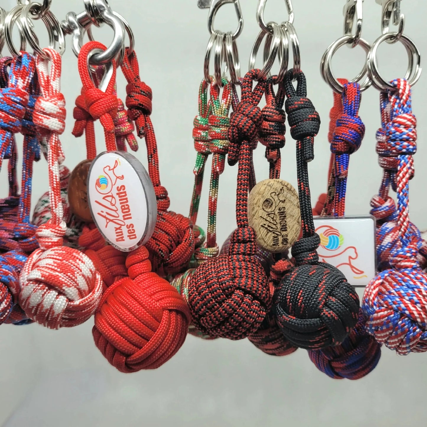 porte clés pomme de touline personnalisable paracord 550 rouge fabrication artisanale Origine Corrèze gravure laser doming aux fils des nœuds