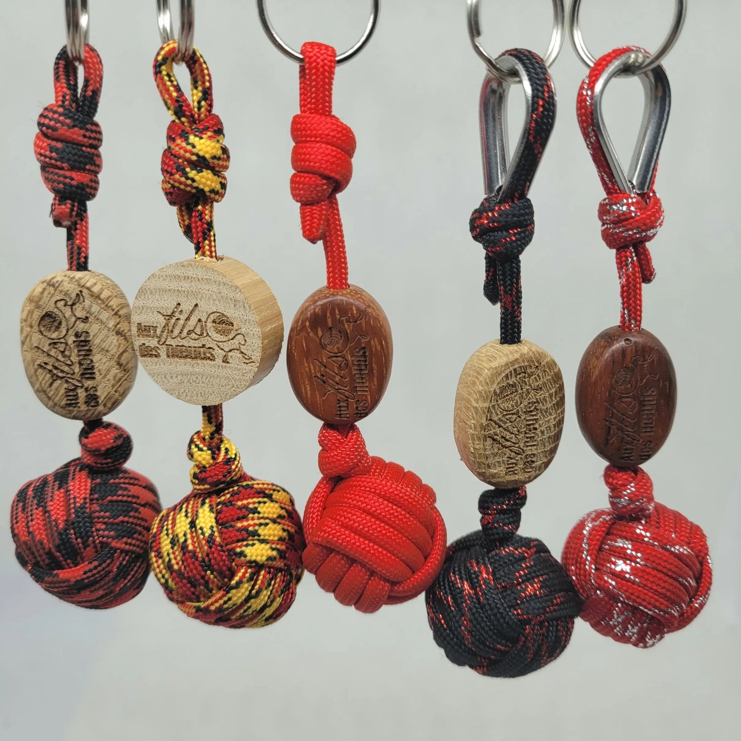 porte clés pomme de touline personnalisable paracord 550 rouge fabrication artisanale Origine Corrèze gravure laser doming aux fils des nœuds