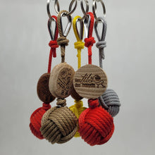Charger l&#39;image dans la galerie, Porte clef Pomme de touline paracorde personnalisable - Objet décoration fabrication artisanale made in Corrèze by Aux fils des noeuds
