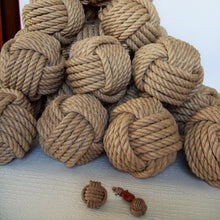 Charger l&#39;image dans la galerie, Objet décoration Pomme de touline personnalisable fabrication artisanale made in Corrèze by Aux fils des noeuds
