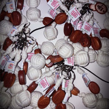 Charger l&#39;image dans la galerie, Porte clef phosphorescent Pomme de touline personnalisable fabrication artisanale made in Corrèze by Aux fils des noeuds
