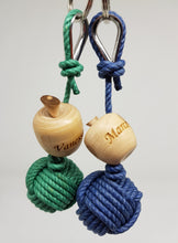 Charger l&#39;image dans la galerie, Porte clef Pomme de touline chanvre personnalisable fabrication artisanale made in Corrèze by Aux fils des noeuds
