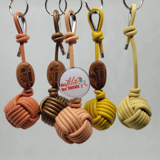 Porte clé cuir Pomme de touline en lin personnalisable - Objet décoration fabrication artisanale made in Corrèze by Aux fils des noeuds