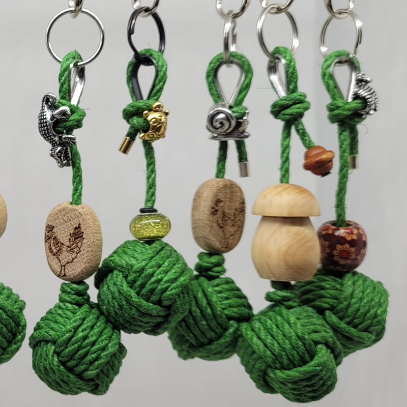 Aux fils des noeuds | Porte-Clés | Pomme de Touline | Les Thématiques