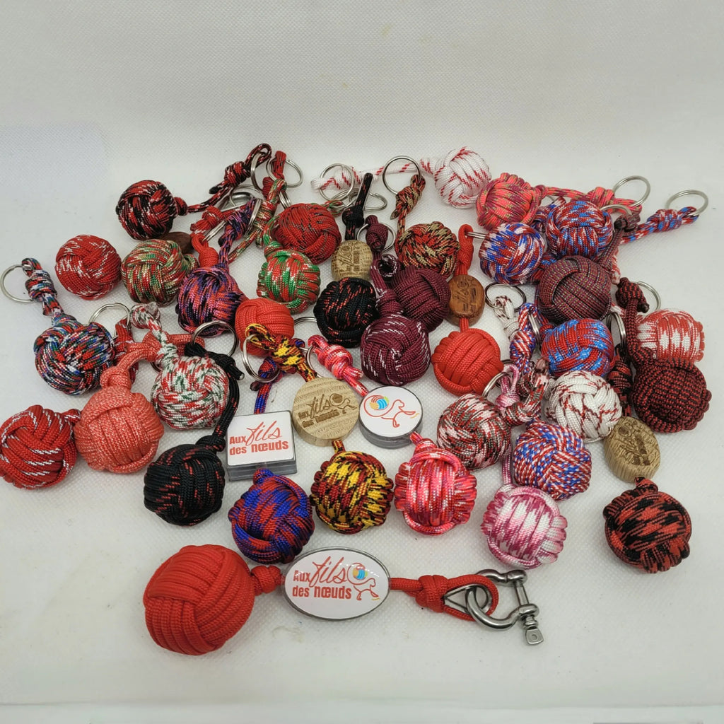 porte clés pomme de touline personnalisable paracord 550 rouge fabrication artisanale Origine Corrèze gravure laser doming aux fils des nœuds 