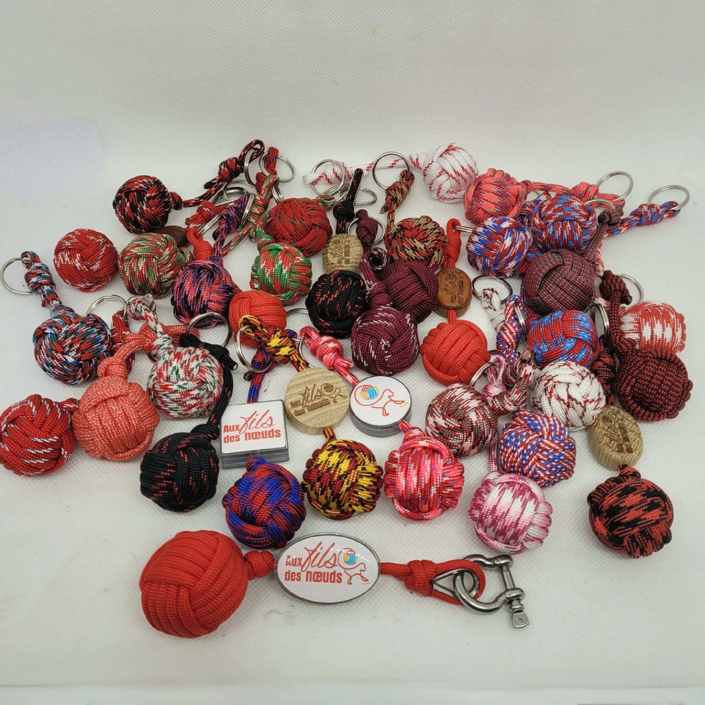 porte clés pomme de touline personnalisable paracord 550 rouge fabrication artisanale Origine Corrèze gravure laser doming aux fils des nœuds 
