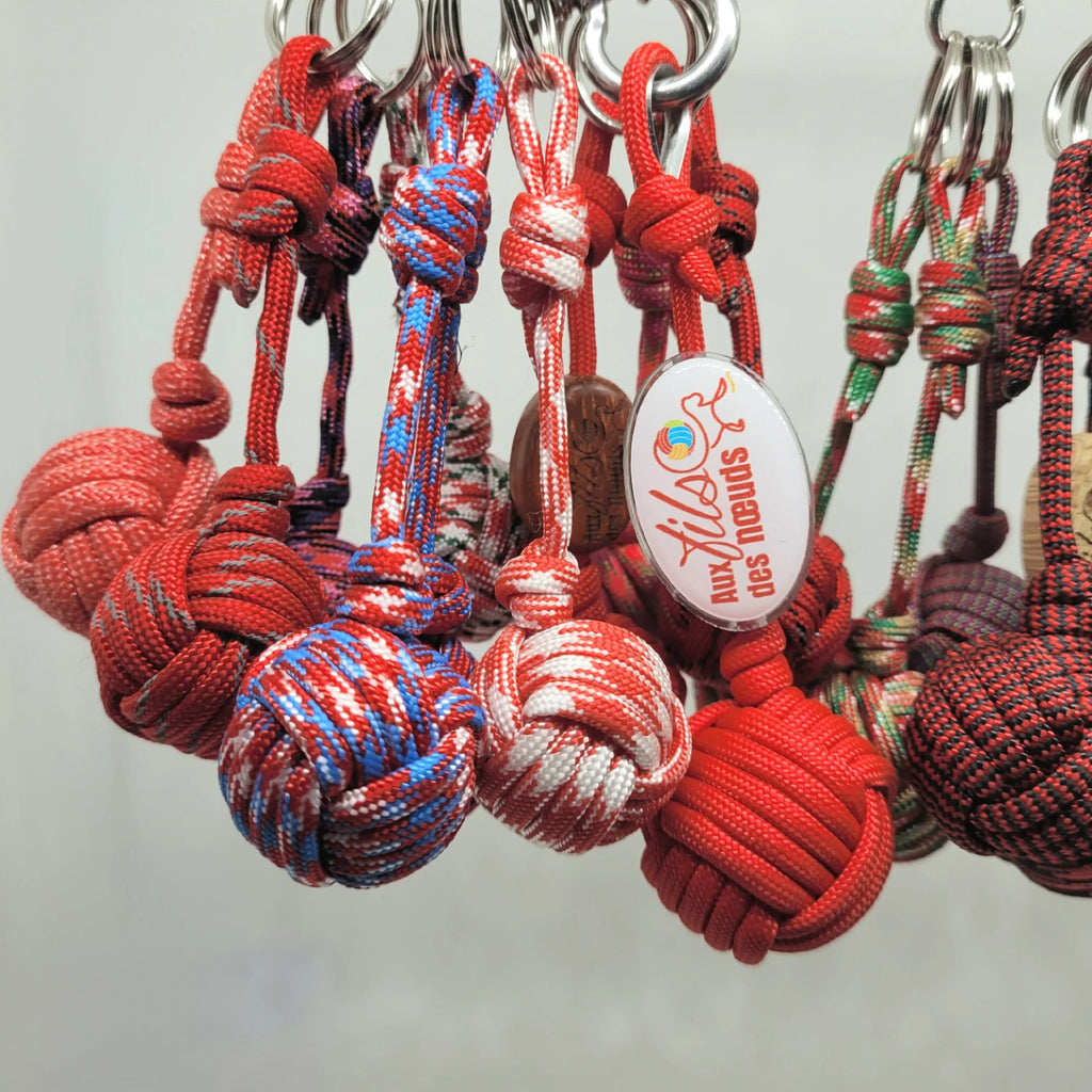 porte clés pomme de touline personnalisable paracord 550 rouge fabrication artisanale Origine Corrèze gravure laser doming aux fils des nœuds 
