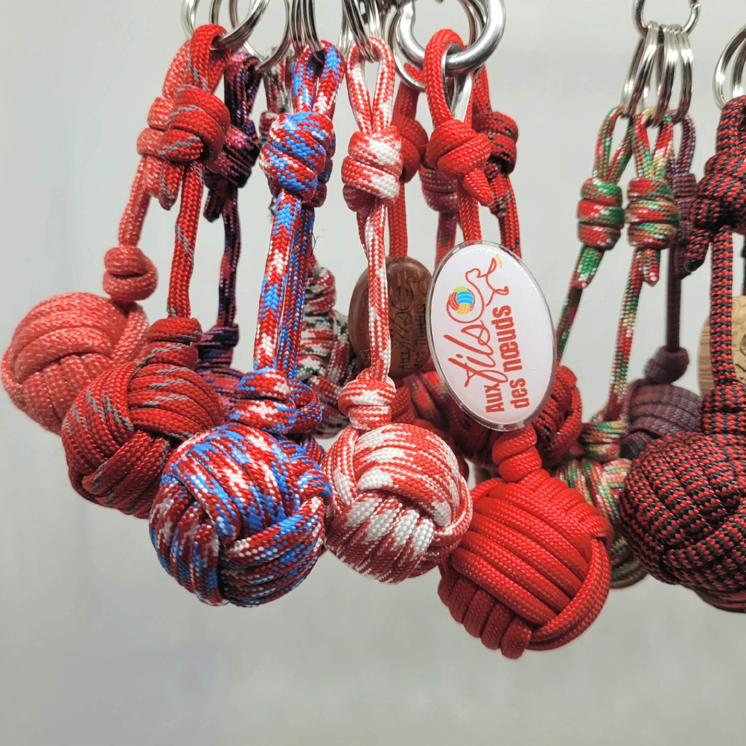 porte clés pomme de touline personnalisable paracord 550 rouge fabrication artisanale Origine Corrèze gravure laser doming aux fils des nœuds 