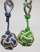 Charger l&#39;image dans la galerie, Porte clef pomme de touline chanvre personnalisable fabrication artisanale made in Corrèze by Aux fils des noeuds
