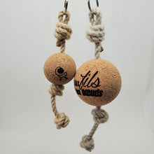 Charger l&#39;image dans la galerie, Porte clef flottant Pomme de touline personnalisable - fabrication artisanale made in Corrèze by Aux fils des noeuds
