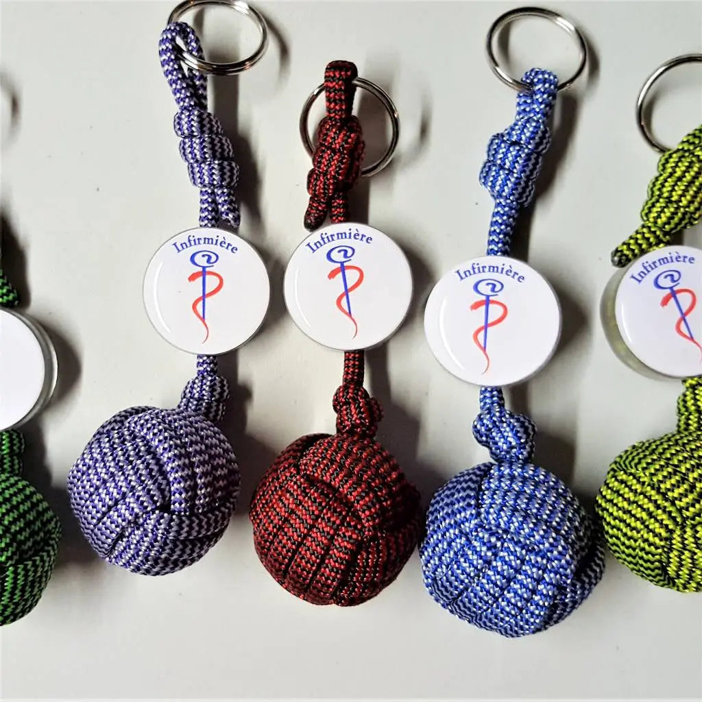 Porte clef infirmière Pomme de touline personnalisable - Objet décoration fabrication artisanale made in Corrèze by Aux fils des noeuds
